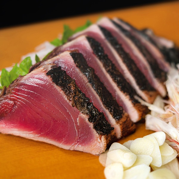 【しまんとどめきかんぱに】一本釣り地鰹の藁焼きタタキ（旬凍） 