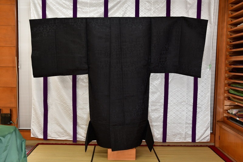 冬袍　黒輪無唐草綾