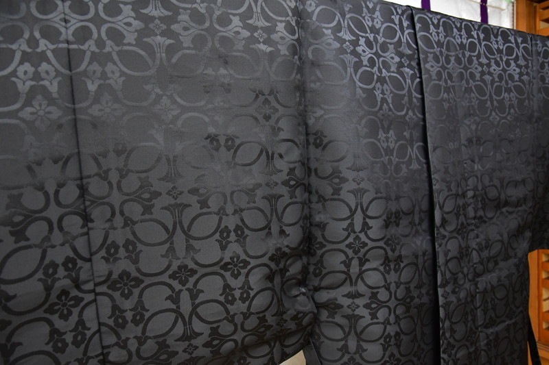 冬袍　黒輪無唐草綾