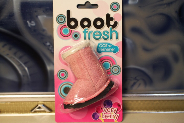 boot air freshener (very berry) / pink