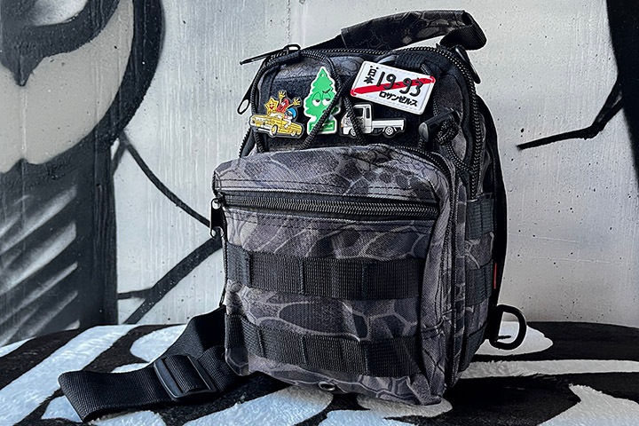 OSSANTHEHOOD camo sling bag (black python)