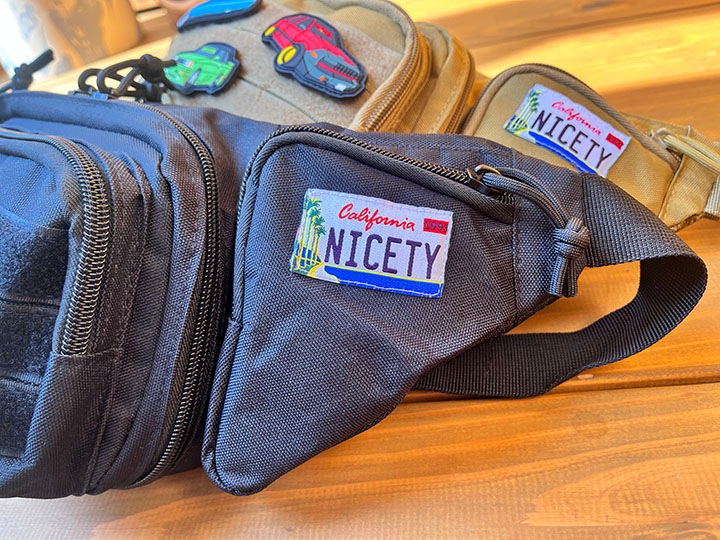 NICETY patched sling bag / black