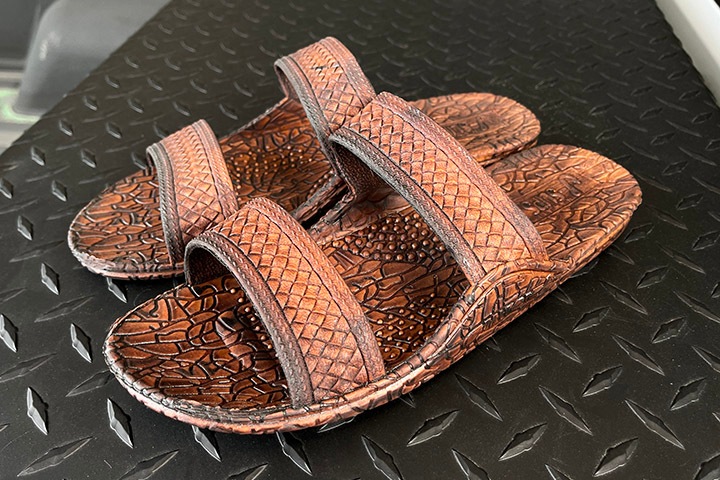 hawaiian sandal / dark brown