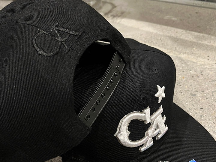 California logo snapback cap / black with black