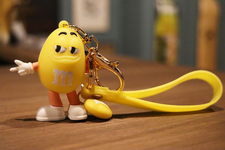 M & M pvc keychain / yellow