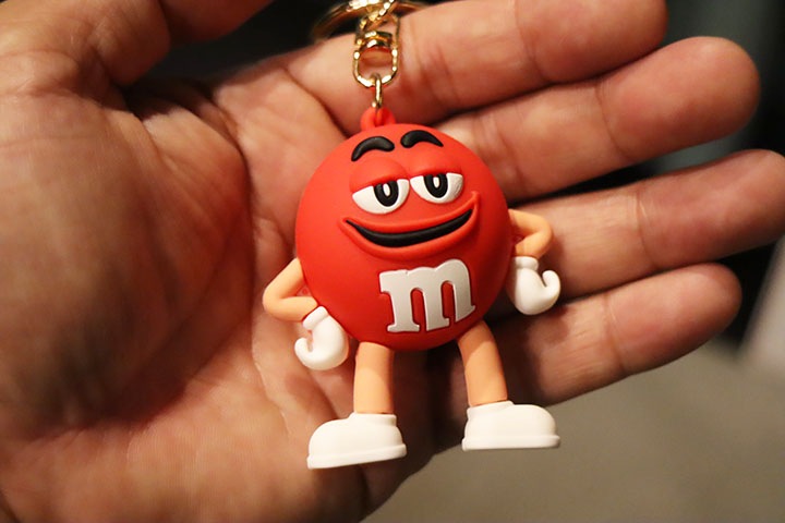 M & M pvc keychain / red