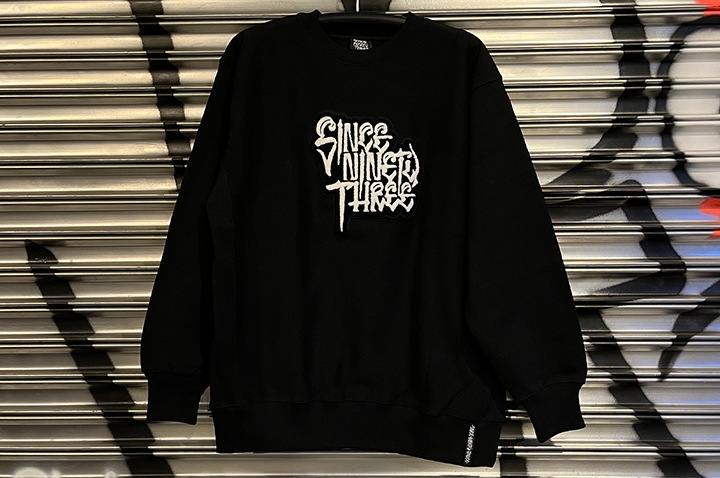 "SINCE NINETY THREE" chenille crewneck sweat / black