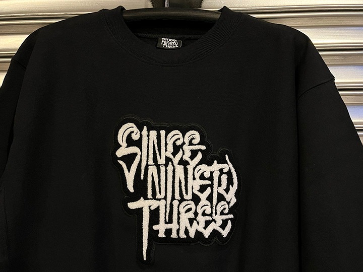 "SINCE NINETY THREE" chenille crewneck sweat / black