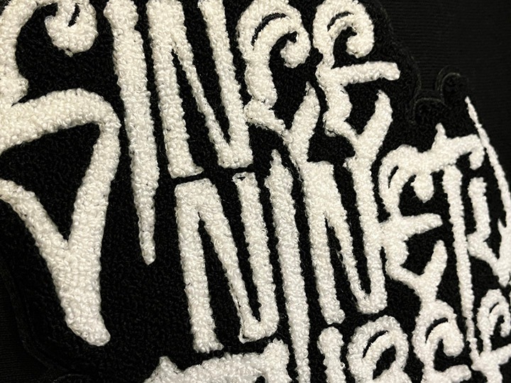 "SINCE NINETY THREE" chenille crewneck sweat / black