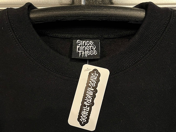 "SINCE NINETY THREE" chenille crewneck sweat / black