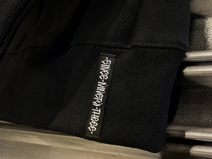 "SINCE NINETY THREE" chenille crewneck sweat / black