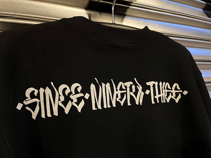 "SINCE NINETY THREE" chenille crewneck sweat / black