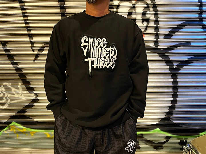 "SINCE NINETY THREE" chenille crewneck sweat / black