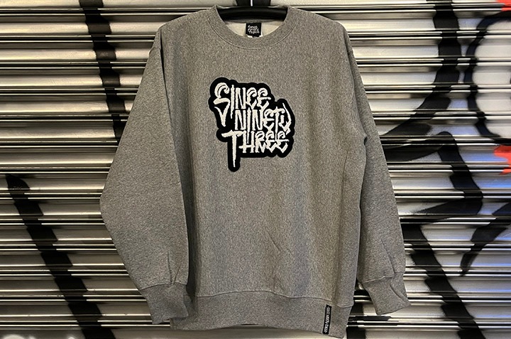 "SINCE NINETY THREE" chenille crewneck sweat / gray