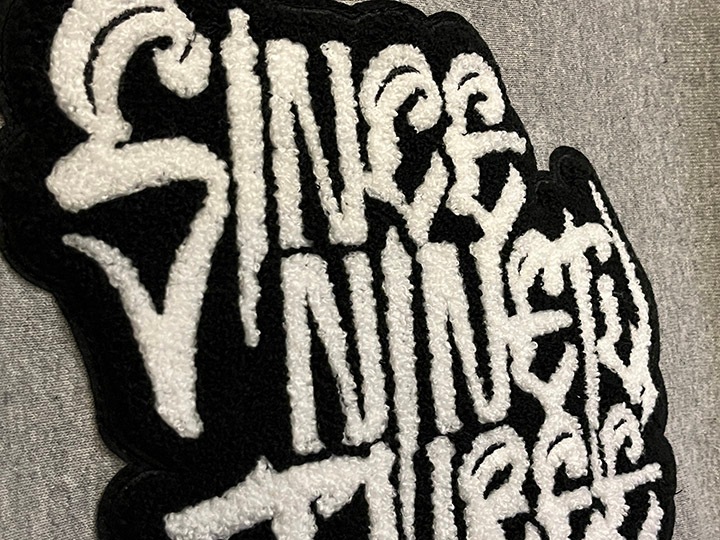 "SINCE NINETY THREE" chenille crewneck sweat / gray
