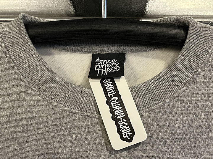 "SINCE NINETY THREE" chenille crewneck sweat / gray