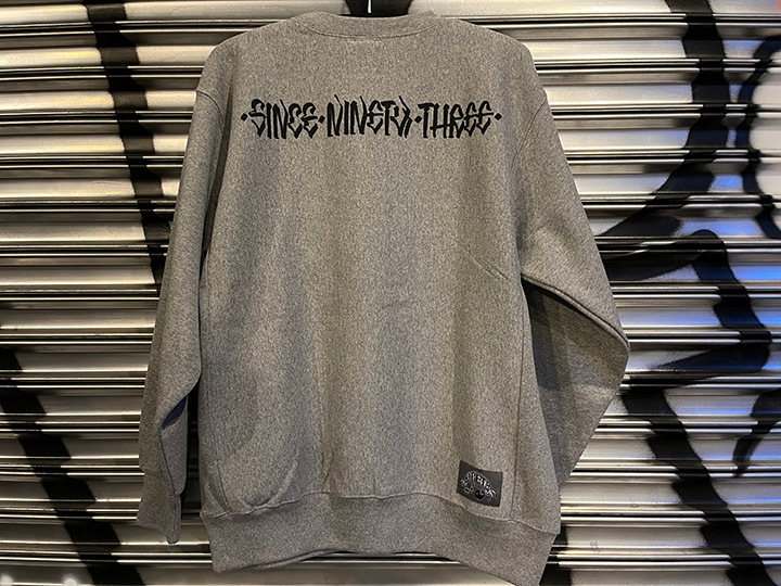 "SINCE NINETY THREE" chenille crewneck sweat / gray