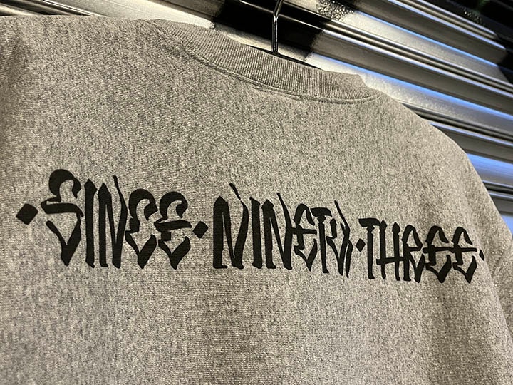 "SINCE NINETY THREE" chenille crewneck sweat / gray