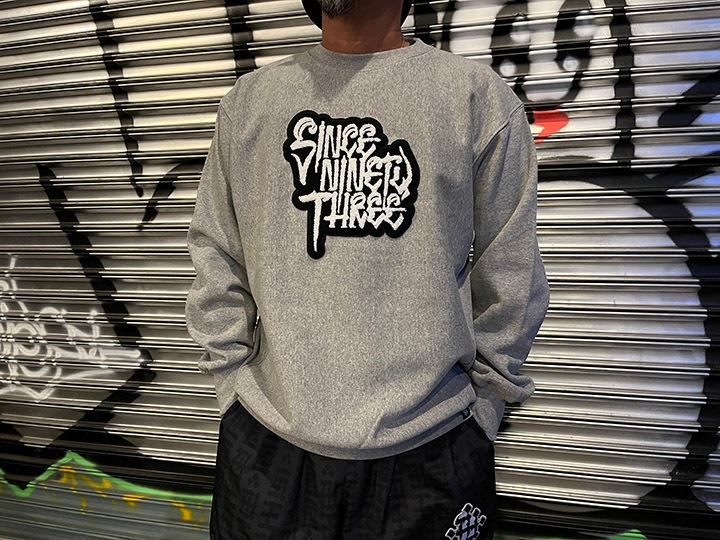 "SINCE NINETY THREE" chenille crewneck sweat / gray
