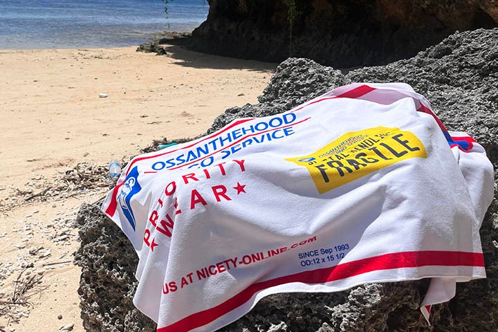 OSSANTHEHOOD beach towel (postal) / white