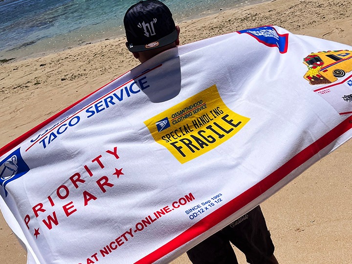 OSSANTHEHOOD beach towel (postal) / white