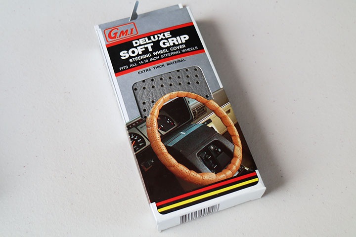 soft grip steering wheel cover / gray