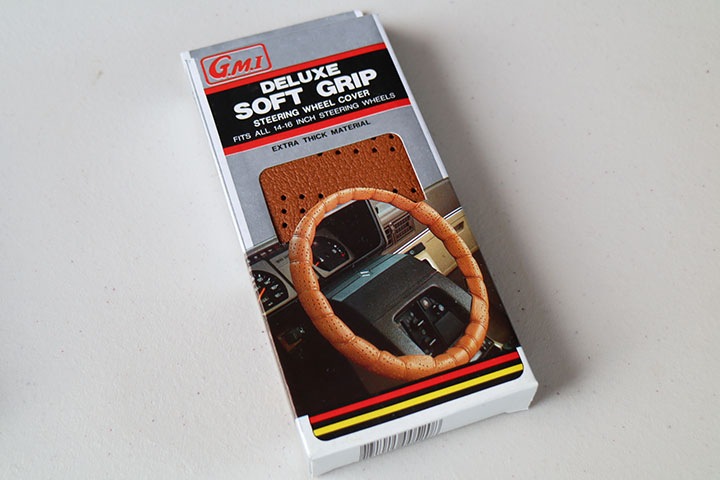 soft grip steering wheel cover / brown
