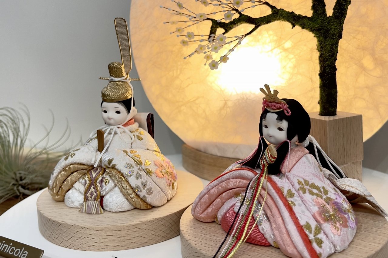 rico美優（みゆ）木目込み親王飾り雛人形 白丸木台 雪花丸型照明