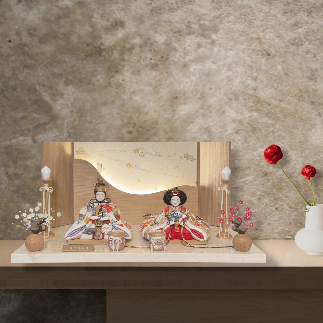 年間飾れる珊瑚、幸せお雛様 rico美優（みゆ）木目込み親王飾り雛人形 高岡塗台 金箔小桜蒔絵屏風