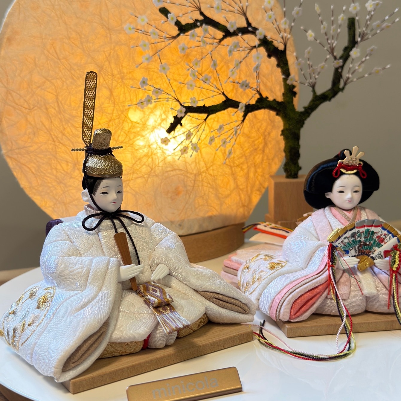 rico-粋-さくら 木目込み親王飾り雛人形 白丸木台 雪花丸型照明 | 飾り