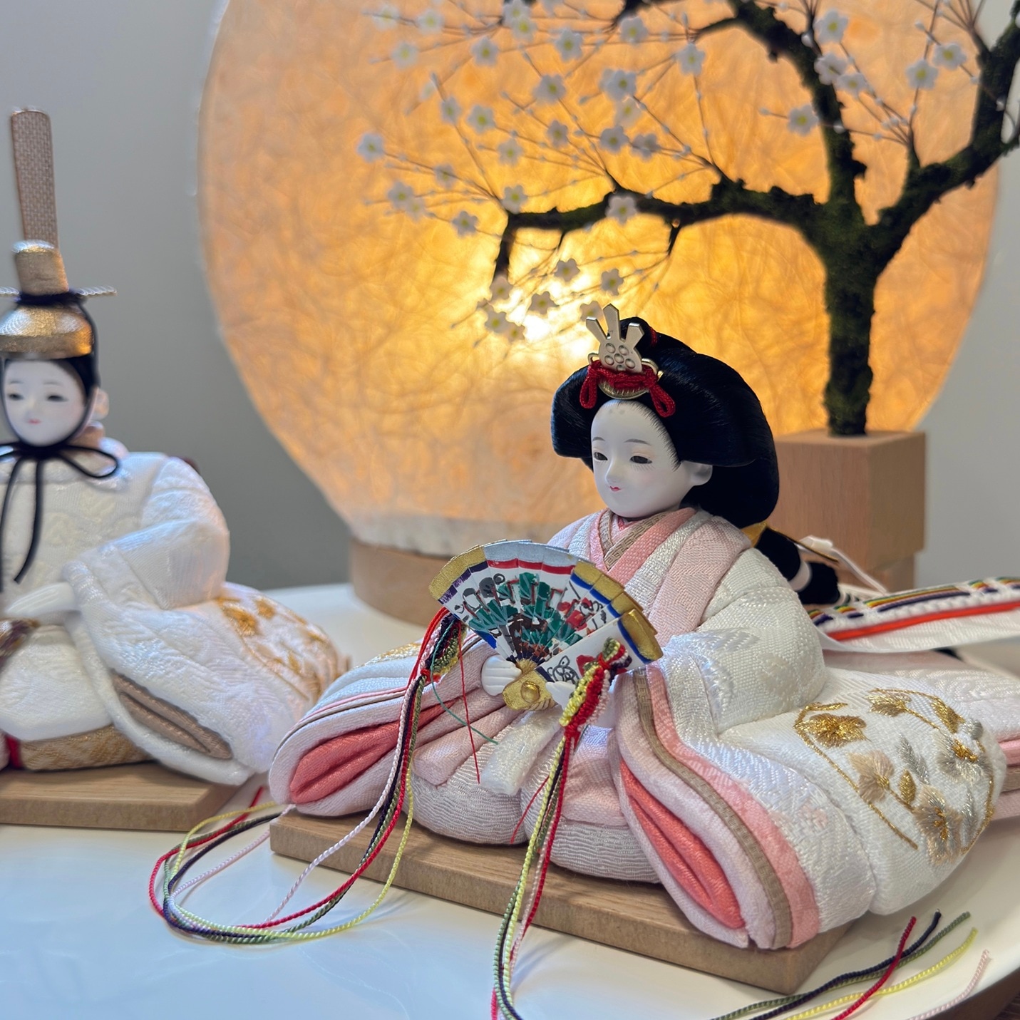 rico-粋-さくら 木目込み親王飾り雛人形 白丸木台 雪花丸型照明 | 飾り