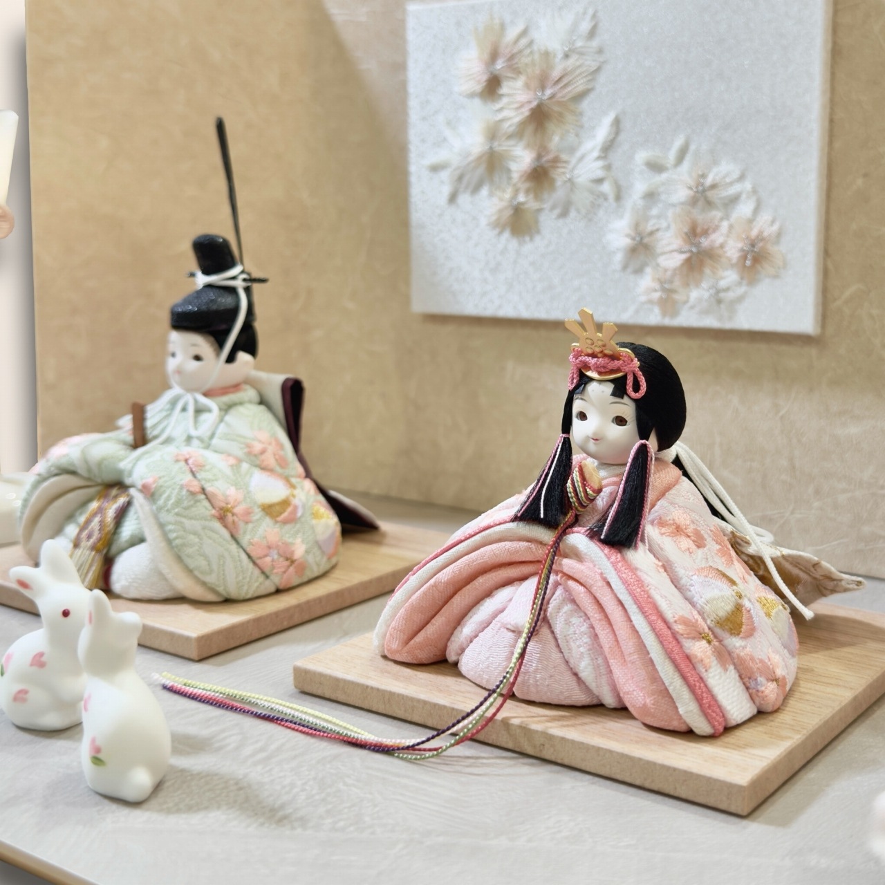 rico紗香（さやか）木目込み親王飾り雛人形 ぺブルグレー台 亜麻色桜