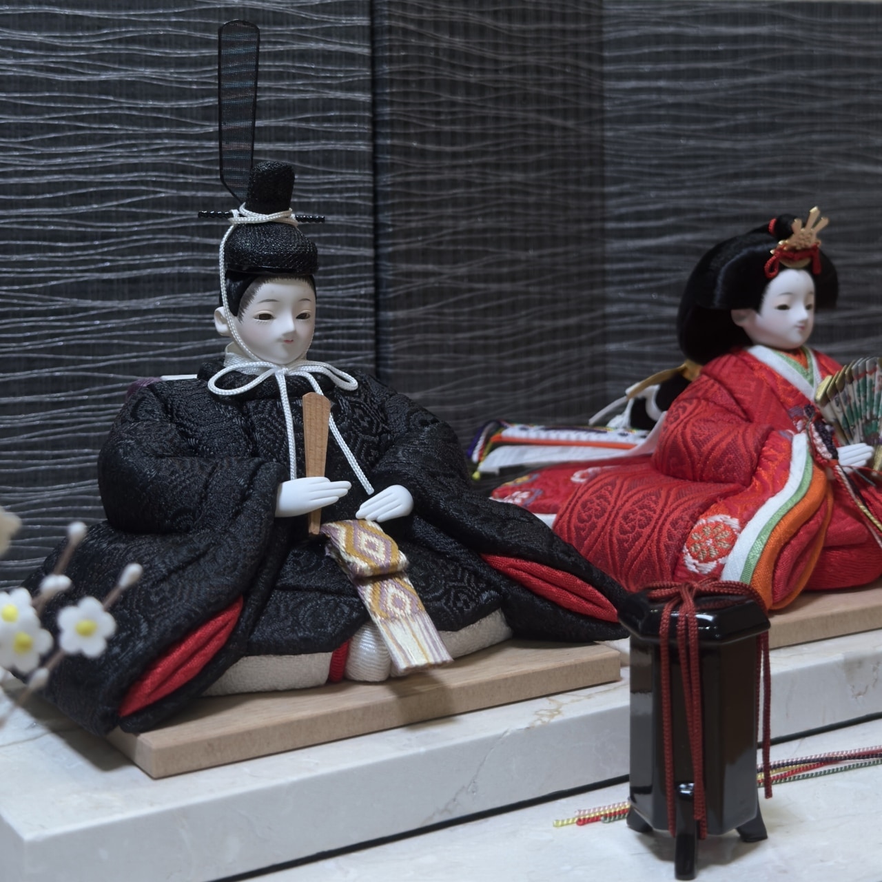 rico-粋-みやび 木目込み親王飾り雛人形 マーブルレクタステップ台 悠