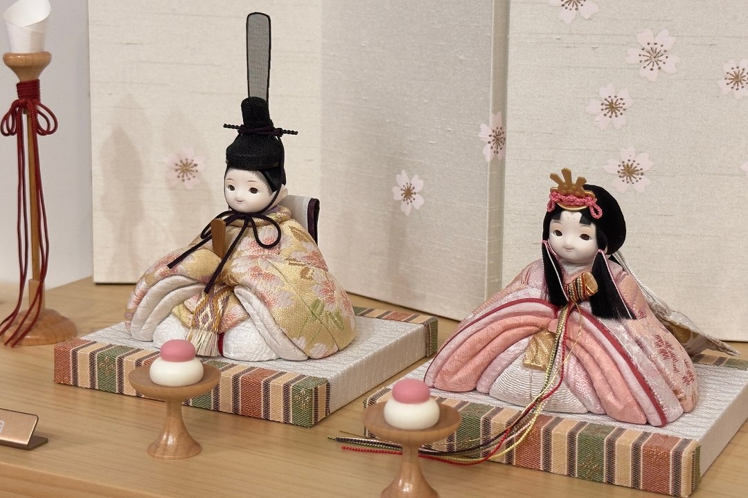 rico琴乃（ことの）木目込み親王飾り雛人形 木台 白布地に小桜屏風