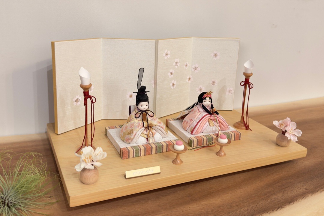 rico琴乃（ことの）木目込み親王飾り雛人形 木台 白布地に小桜屏風