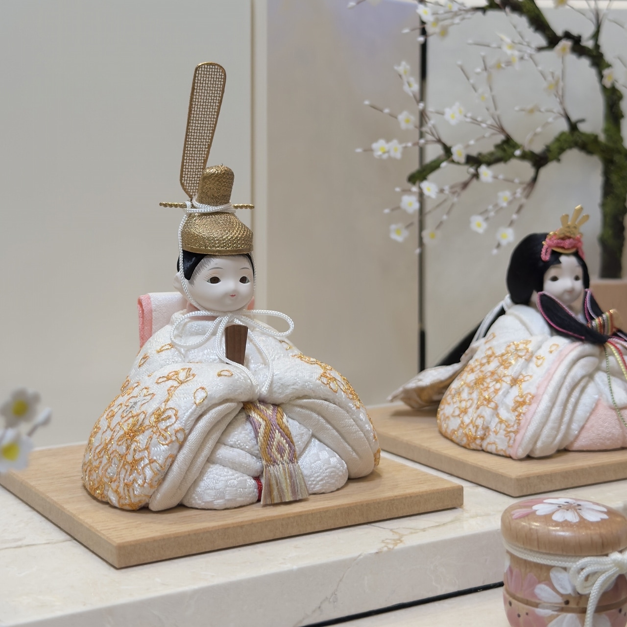 高級お雛様展示品 rico真愛（まな）木目込み親王飾り雛人形 マーブルレクタステップ台