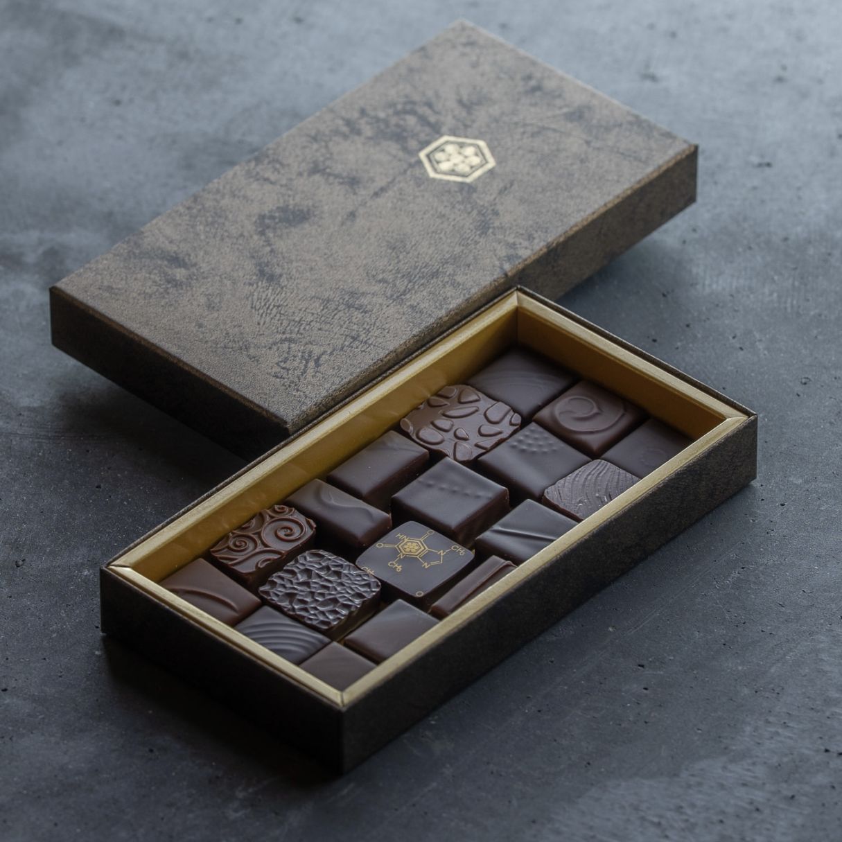 カンタンバイィ　ボンボンショコラアソート　プラリネ２５粒入り ボンボンショコラ 18種類アソート | Assort | NICO chocolaterie