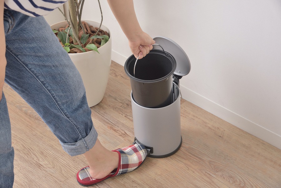 「トラッシュカン」マット仕上げの塗装が上品なシンプルなぺダル式ゴミ箱・ダストボックス