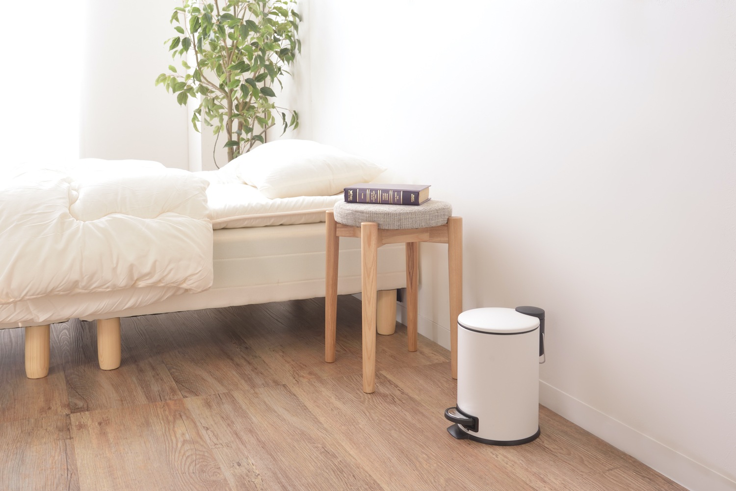 「トラッシュカン」マット仕上げの塗装が上品なシンプルなぺダル式ゴミ箱・ダストボックス