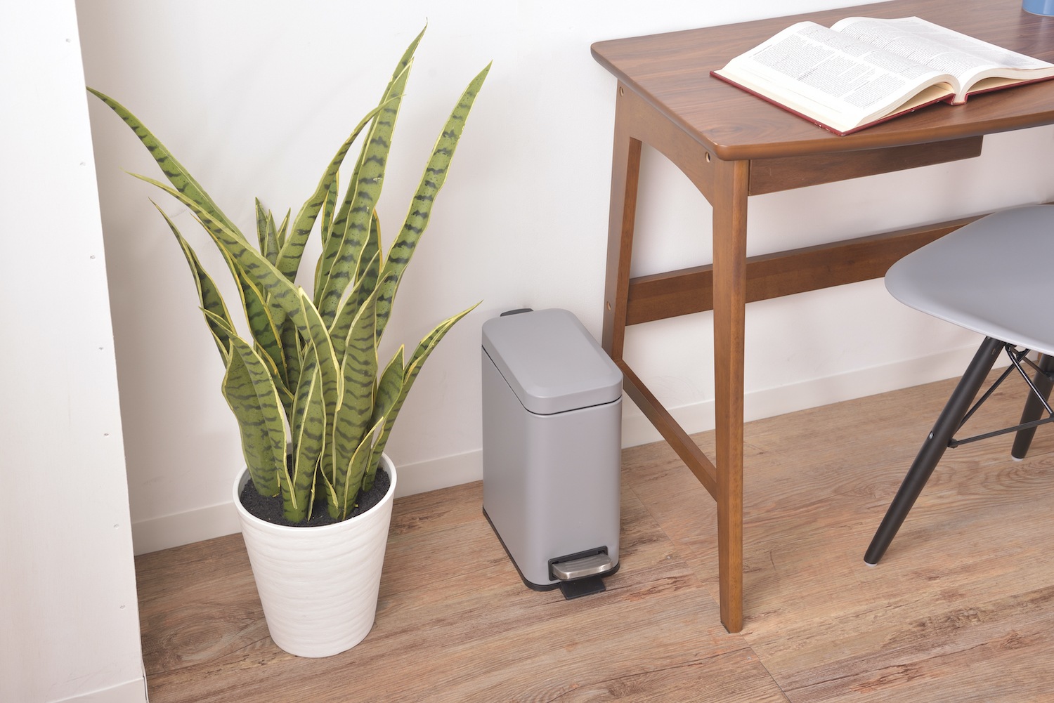 「トラッシュカン」マット仕上げの塗装が上品なシンプルなぺダル式ゴミ箱・ダストボックス
