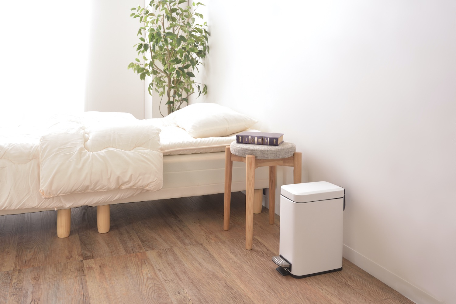 「トラッシュカン」マット仕上げの塗装が上品なシンプルなぺダル式ゴミ箱・ダストボックス