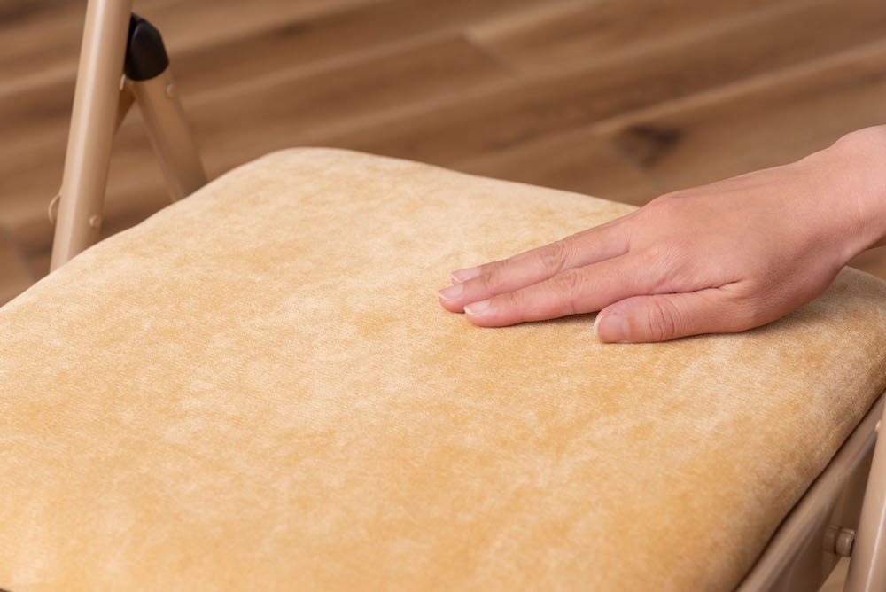 「フォールディングチェア」上品な色合いのスチールと高級感を感じるベロア調の生地 おしゃれな北欧カラーのカラフルな折りたたみ椅子【入荷次第の発送になります】