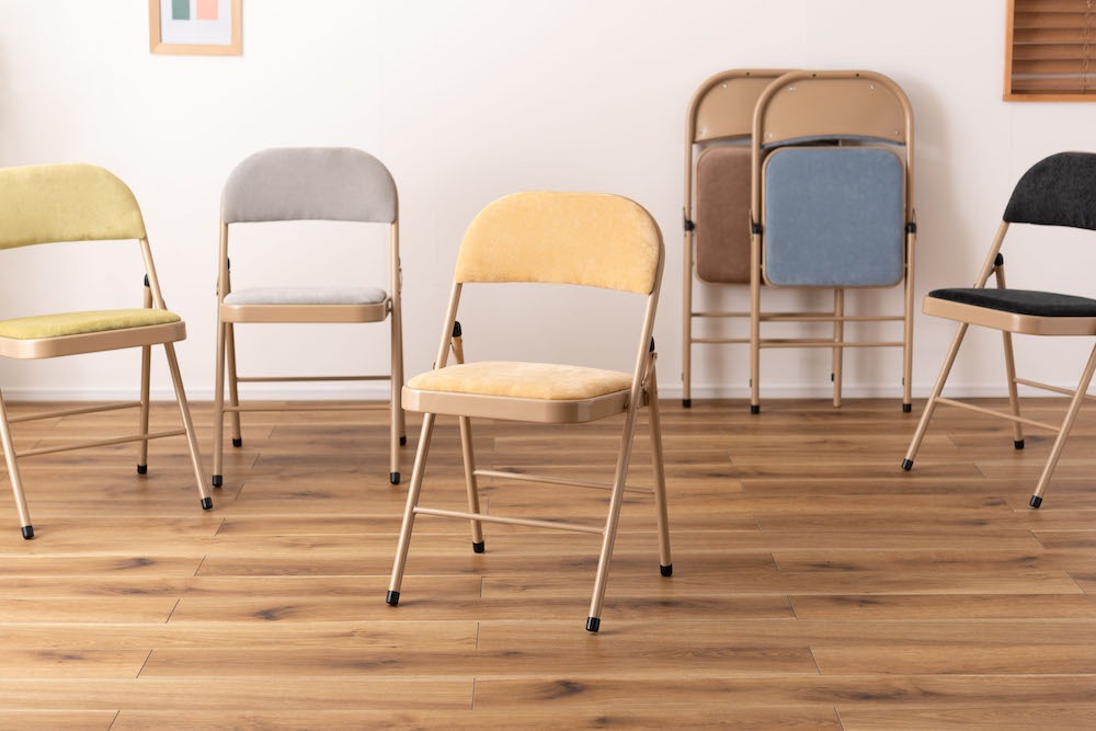 「フォールディングチェア」上品な色合いのスチールと高級感を感じるベロア調の生地 おしゃれな北欧カラーのカラフルな折りたたみ椅子【入荷次第の発送になります】