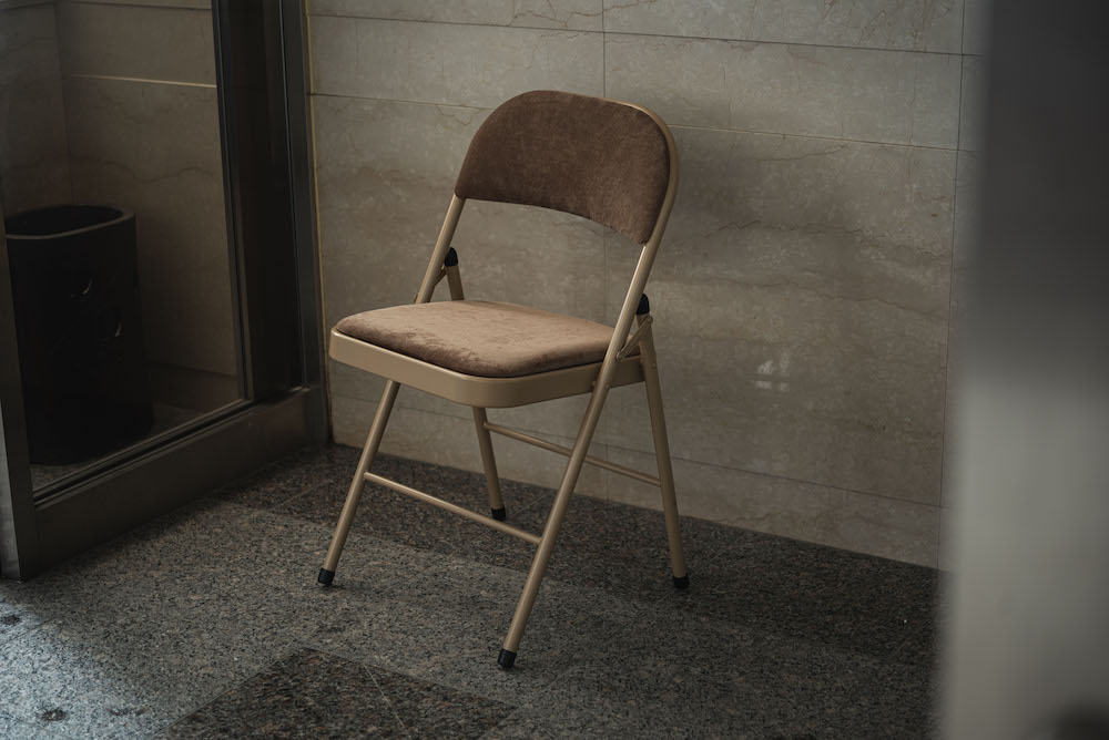 「フォールディングチェア」上品な色合いのスチールと高級感を感じるベロア調の生地 おしゃれな北欧カラーのカラフルな折りたたみ椅子【入荷次第の発送になります】