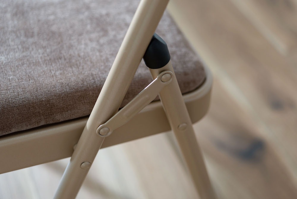 「フォールディングチェア」上品な色合いのスチールと高級感を感じるベロア調の生地 おしゃれな北欧カラーのカラフルな折りたたみ椅子【入荷次第の発送になります】