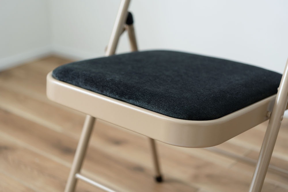 「フォールディングチェア」上品な色合いのスチールと高級感を感じるベロア調の生地 おしゃれな北欧カラーのカラフルな折りたたみ椅子【入荷次第の発送になります】