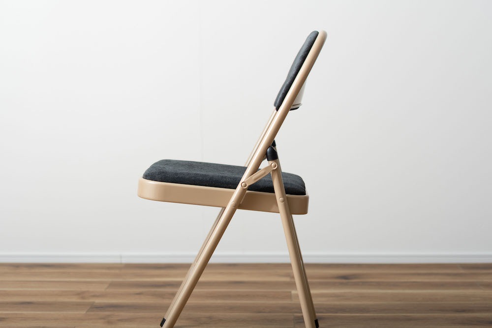 「フォールディングチェア」上品な色合いのスチールと高級感を感じるベロア調の生地 おしゃれな北欧カラーのカラフルな折りたたみ椅子【入荷次第の発送になります】