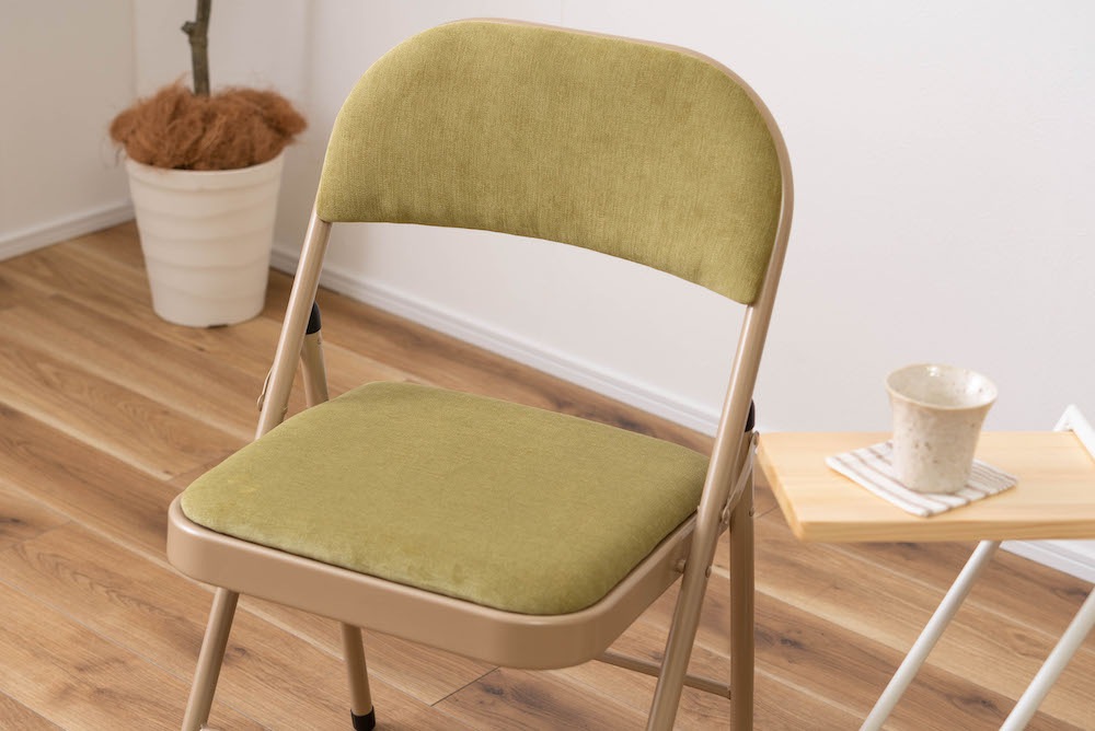 フォールディングチェア」上品な色合いのスチールと高級感を感じる