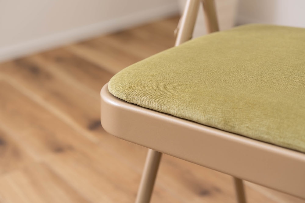 「フォールディングチェア」上品な色合いのスチールと高級感を感じるベロア調の生地 おしゃれな北欧カラーのカラフルな折りたたみ椅子【入荷次第の発送になります】