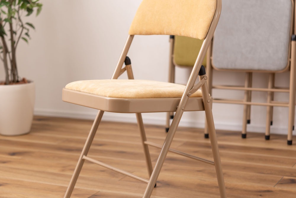 フォールディングチェア」上品な色合いのスチールと高級感を感じる